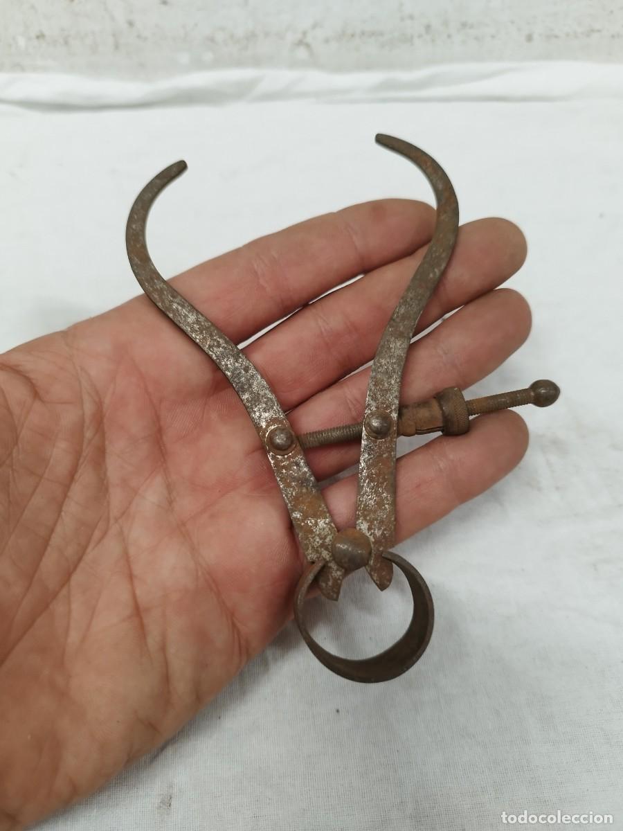 Antig&uuml;edades: Antiguo comp&aacute;s de puntas curvas con tornillo de ajuste microm&eacute;trico). - Foto 1