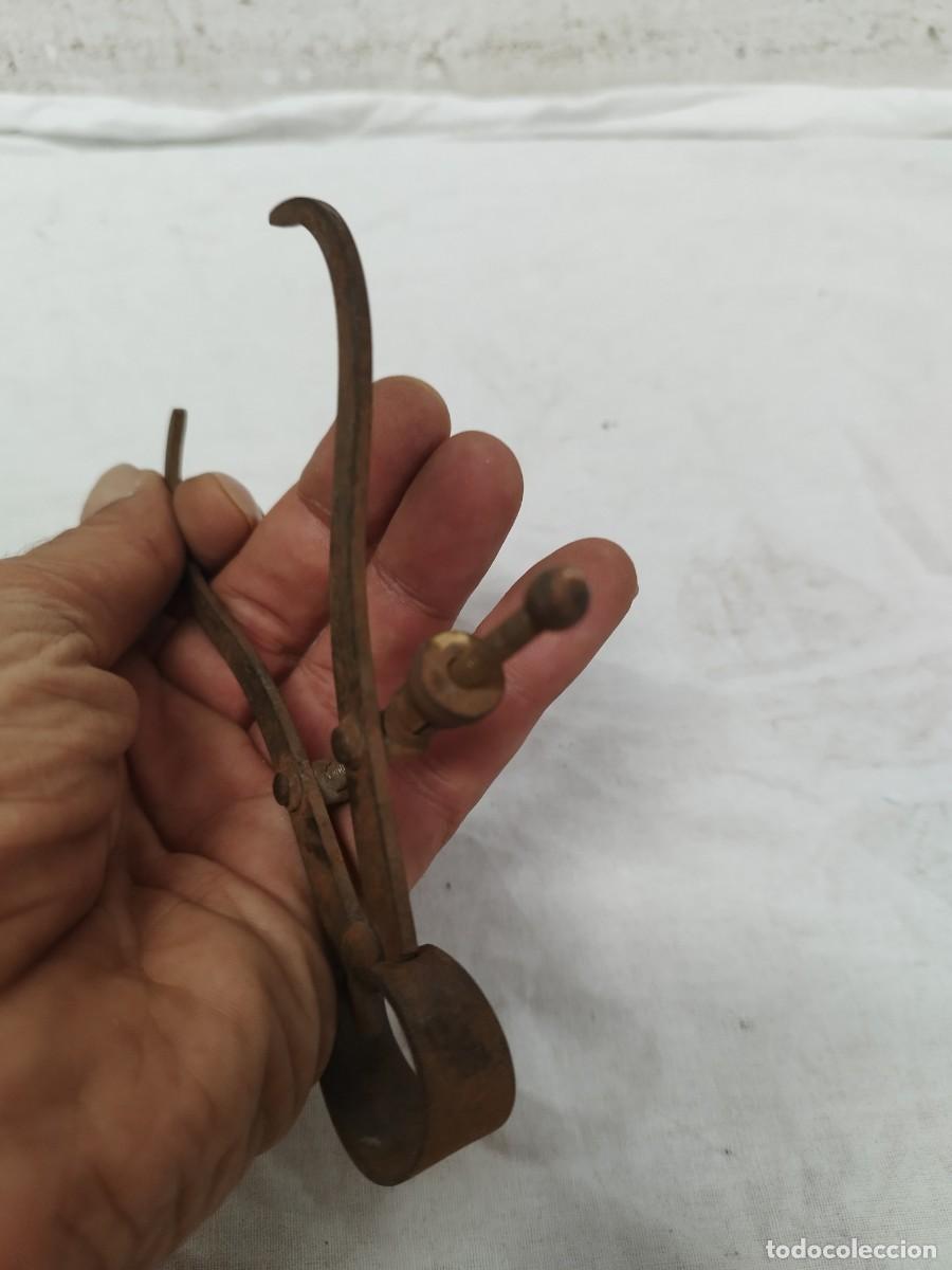 Antig&uuml;edades: Antiguo comp&aacute;s de puntas curvas con tornillo de ajuste microm&eacute;trico). - Foto 4
