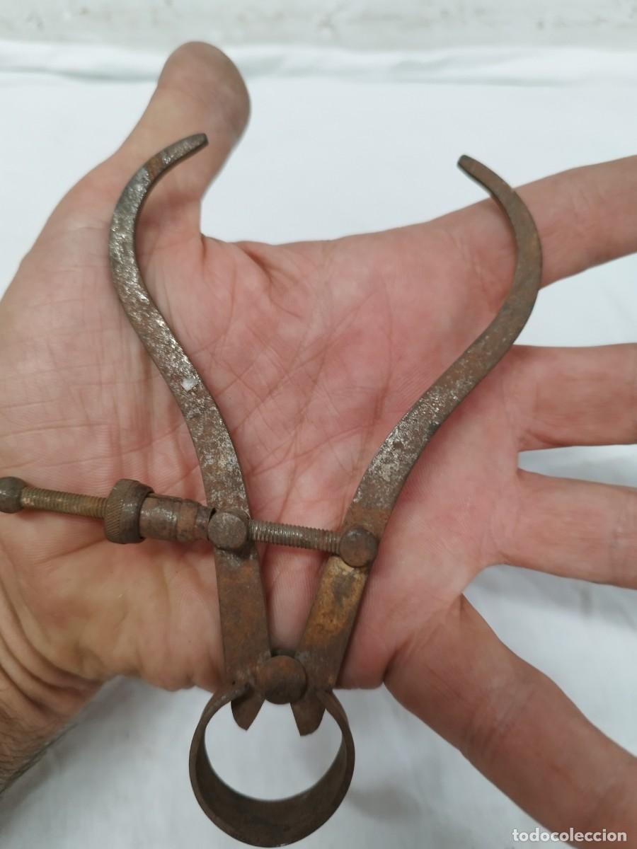 Antig&uuml;edades: Antiguo comp&aacute;s de puntas curvas con tornillo de ajuste microm&eacute;trico). - Foto 5