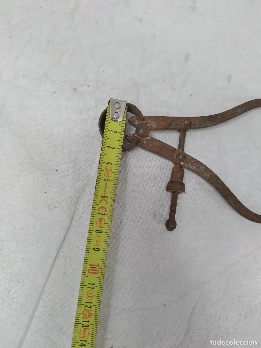 Antig&uuml;edades: Antiguo comp&aacute;s de puntas curvas con tornillo de ajuste microm&eacute;trico). - Foto 8