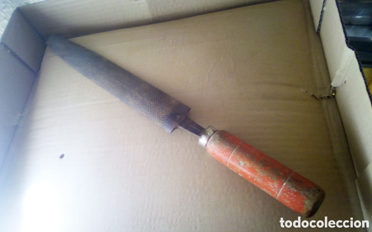 Antig&uuml;edades: Lima muy grande carpintero tapicero. Mide 49 cm., grabado fabricante: creo pone nenoety 30 y &aacute;guila?