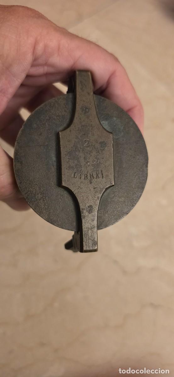 Antig&uuml;edades: Conjunto pesos vasos anidados 2 libras antiguo