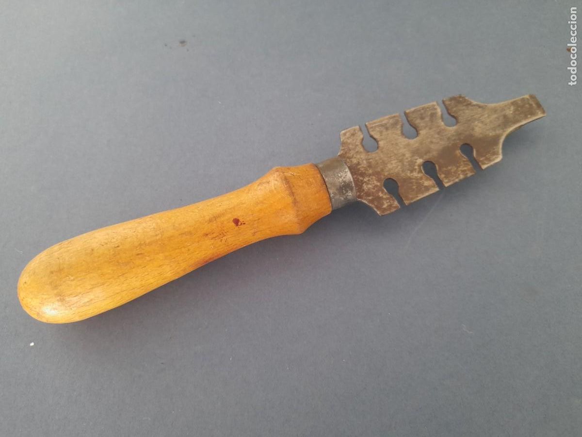 Antig&uuml;edades: peque&ntilde;o triscador manual de sierra (18cm aprox)