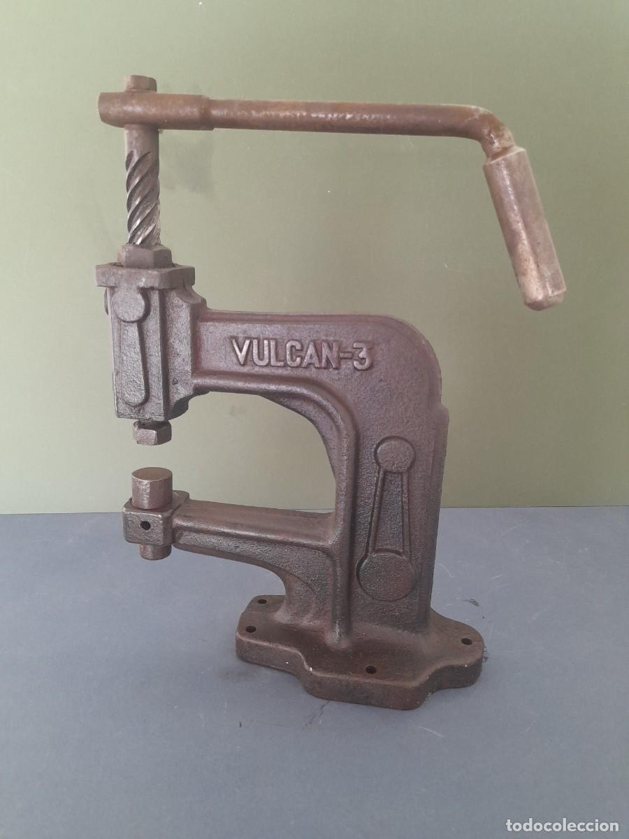 Antig&uuml;edades: remachadora vulcan 3, de hierro, prensa manual, 30cm aprox