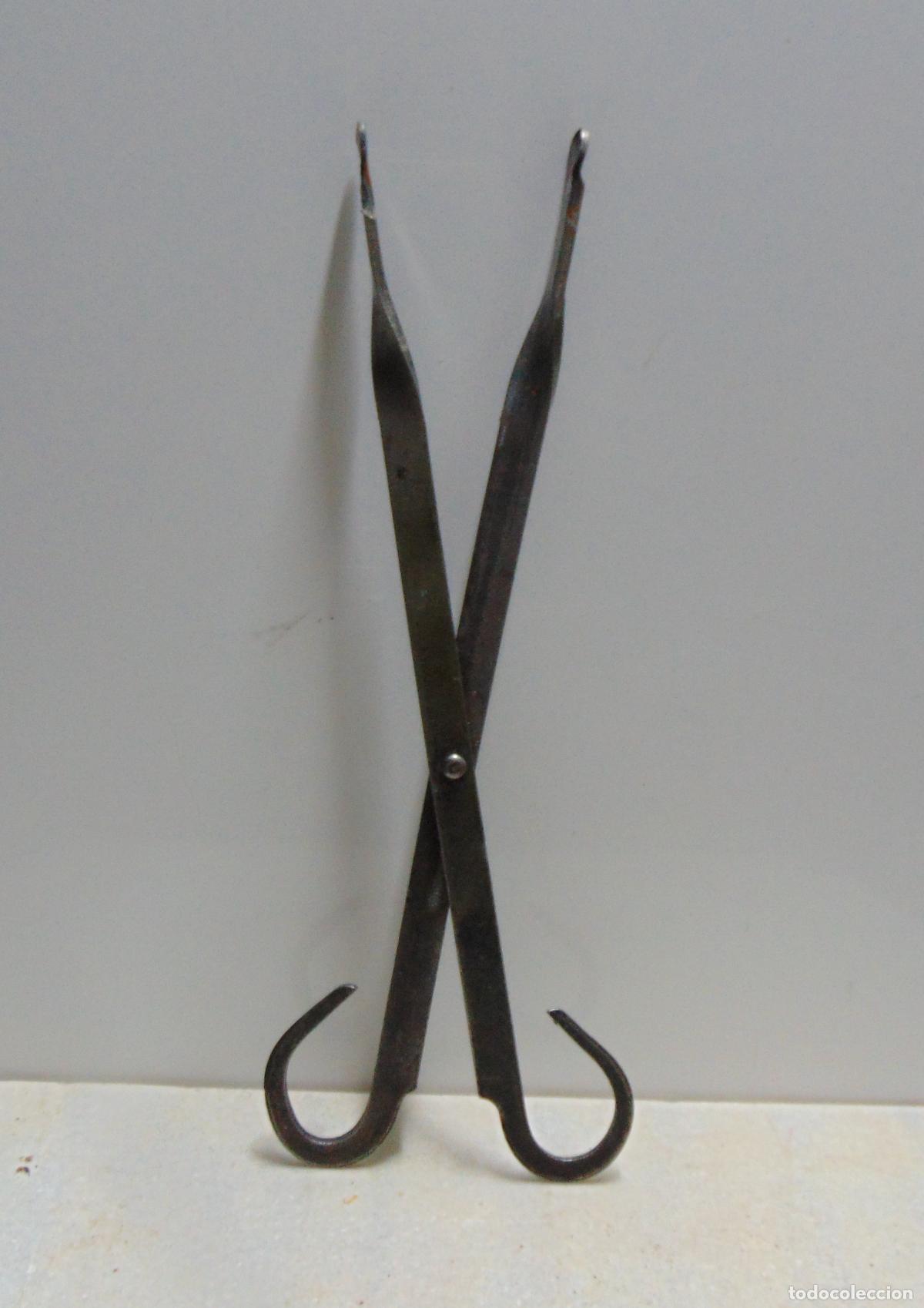 Antig&uuml;edades: TENAZAS DE HOGAR DE HIERRO, DE 28CM, BUEN ESTADO