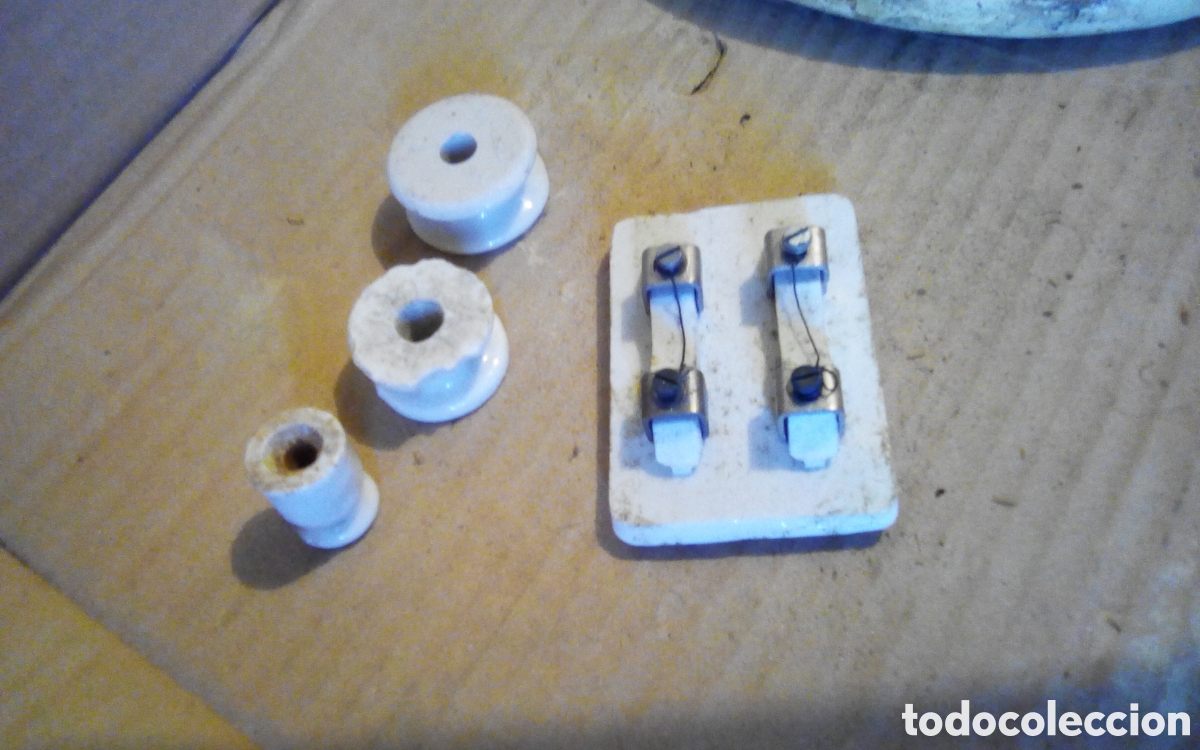 Antig&uuml;edades: 4 Antiguas piezas de cer&aacute;mica para usos el&eacute;ctricos. Tapa fusibles BJC, mide 5,5 x 7,5 cm., 15 A, 250