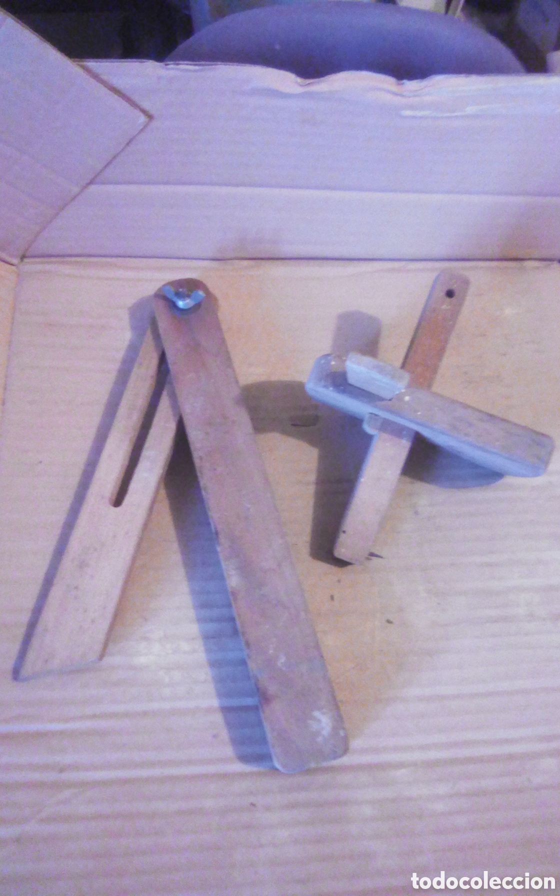 Antig&uuml;edades: 2 Antiguas herramientas de madera artesanas, &uacute;tiles carpintero. Escuadra mide 29 cm, marcador l&iacute;neas