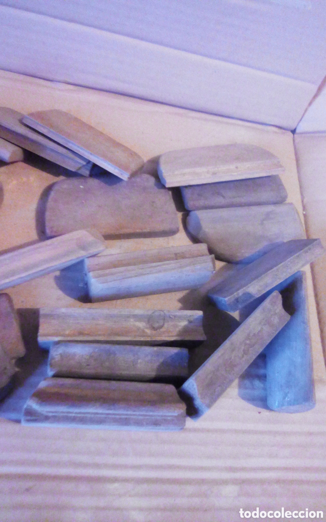 Antig&uuml;edades: Lote antiguas herramientas de madera artesanas, &uacute;tiles de carpintero, tapicero o artesano del cuero.