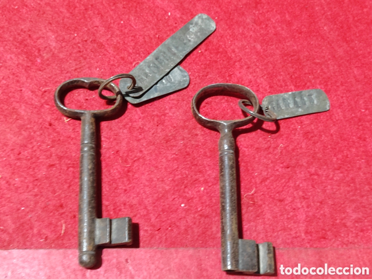 Antig&uuml;edades: Pareja de llaves de forja con chapas granero-patio y garaje est&aacute; hueca LOTE 3