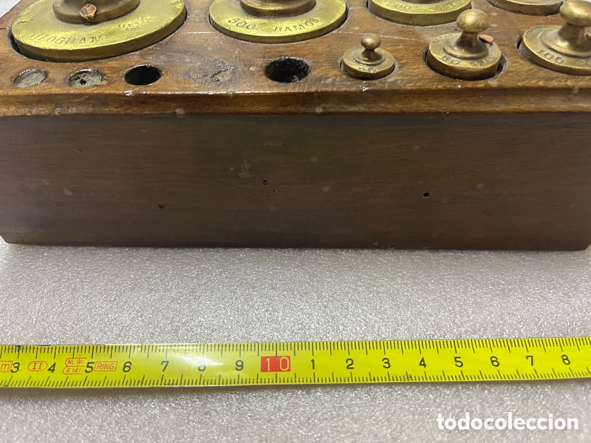 Antig&uuml;edades: Juego antiguo de pesas con base de mader - Foto 2