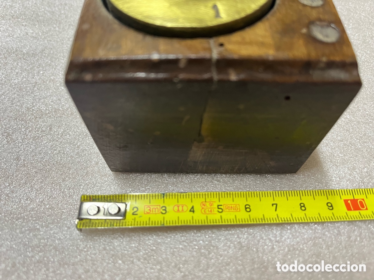Antig&uuml;edades: Juego antiguo de pesas con base de mader - Foto 3