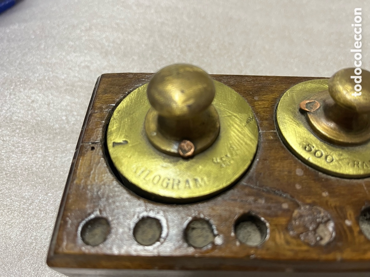 Antig&uuml;edades: Juego antiguo de pesas con base de mader - Foto 4