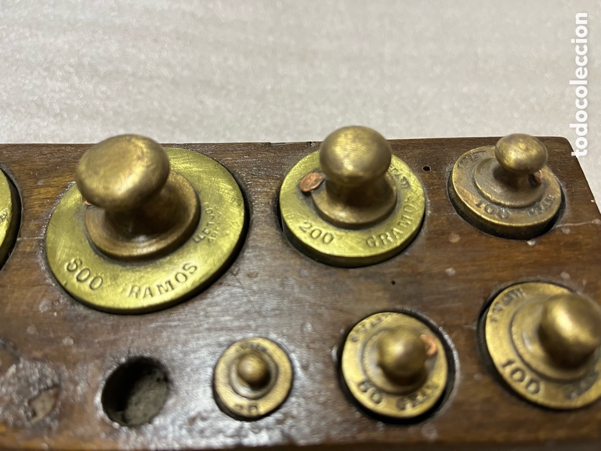 Antig&uuml;edades: Juego antiguo de pesas con base de mader - Foto 5