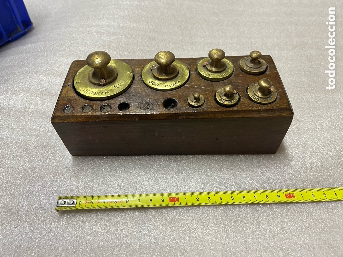 Antig&uuml;edades: Juego antiguo de pesas con base de mader