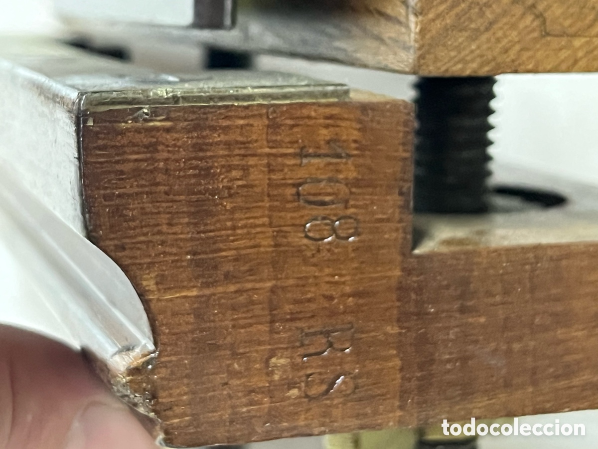 Antig&uuml;edades: Cepillo antiguo de carpintero con gu&iacute;a - Foto 9