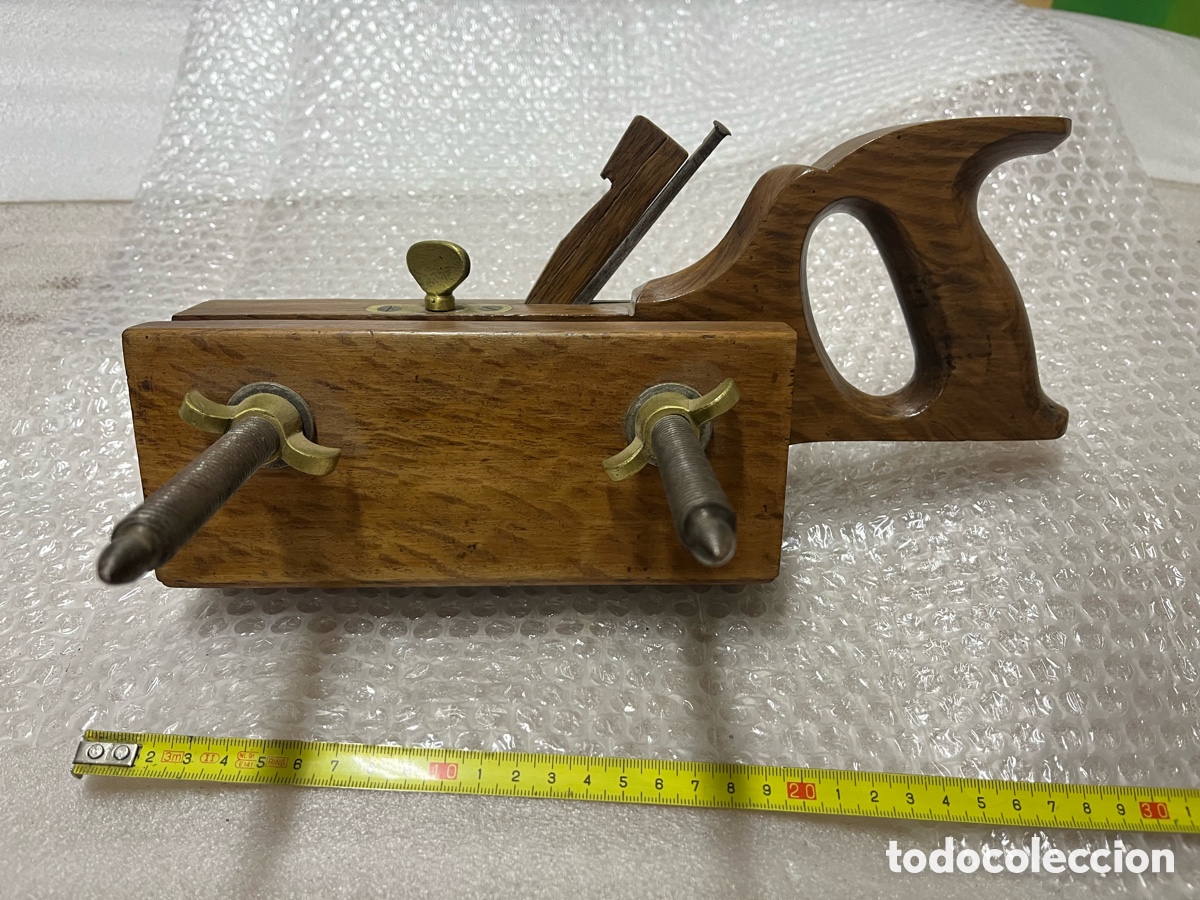 Antig&uuml;edades: Cepillo antiguo de ebanista con gu&iacute;a regulable y lat&oacute;n