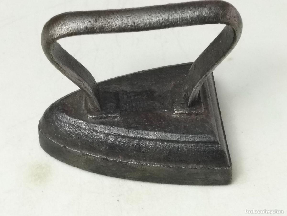Antig&uuml;edades: PEQUE&Ntilde;A PLANCHA DE HIERRO, N&ordm; 1, DE COLECCION O PARA JUGAR LAS NI&Ntilde;AS, MEDIDAS 6 X 4,5 X 5,5 CM