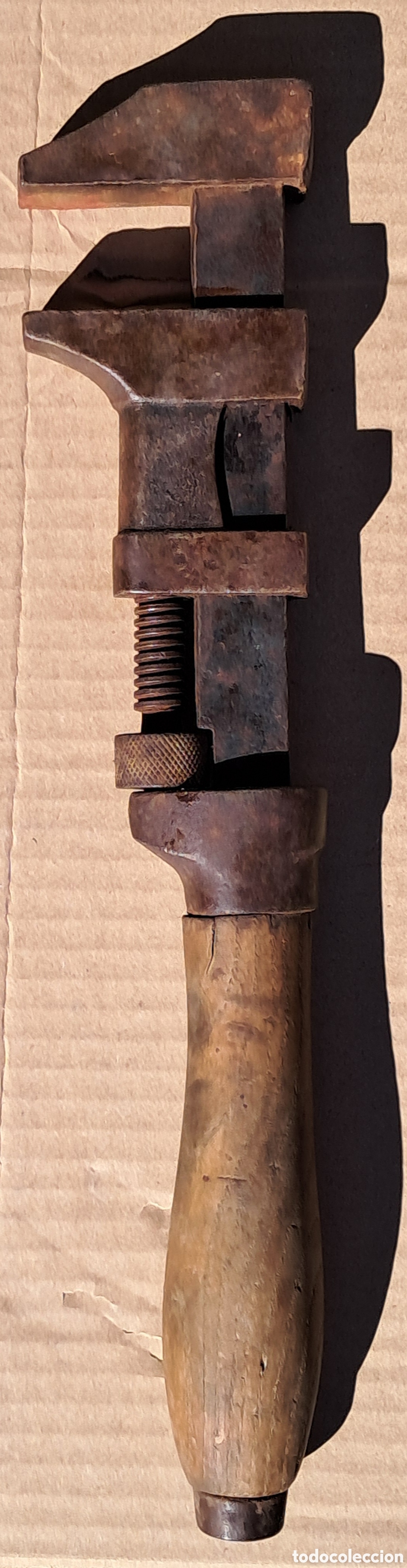 Antig&uuml;edades: Antigua llave inglesa con mango de madera - Foto 2