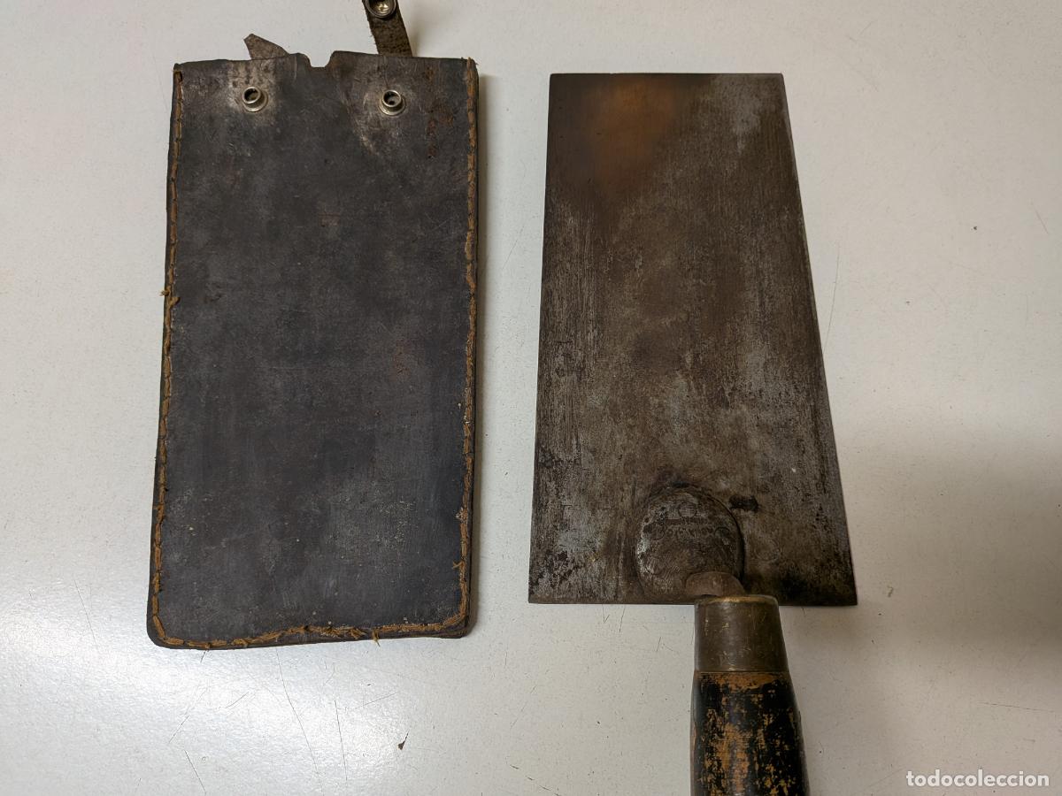 Antig&uuml;edades: ANTIGUA PALETA LLANA DE ALBA&Ntilde;IL CON FUNDA DE CUERO