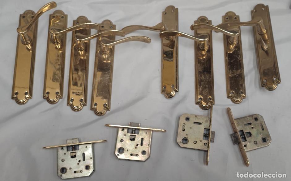Antig&uuml;edades: JUEGO DE MANILLAS CLASICAS DE LATON CON PLACA Y PICAPORTES PARA 4 PUERTAS