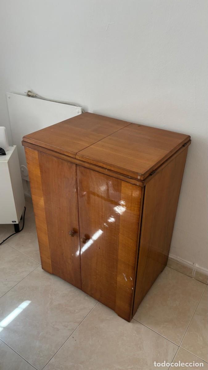 Antig&uuml;edades: M&aacute;quina de coser Singer antigua.
