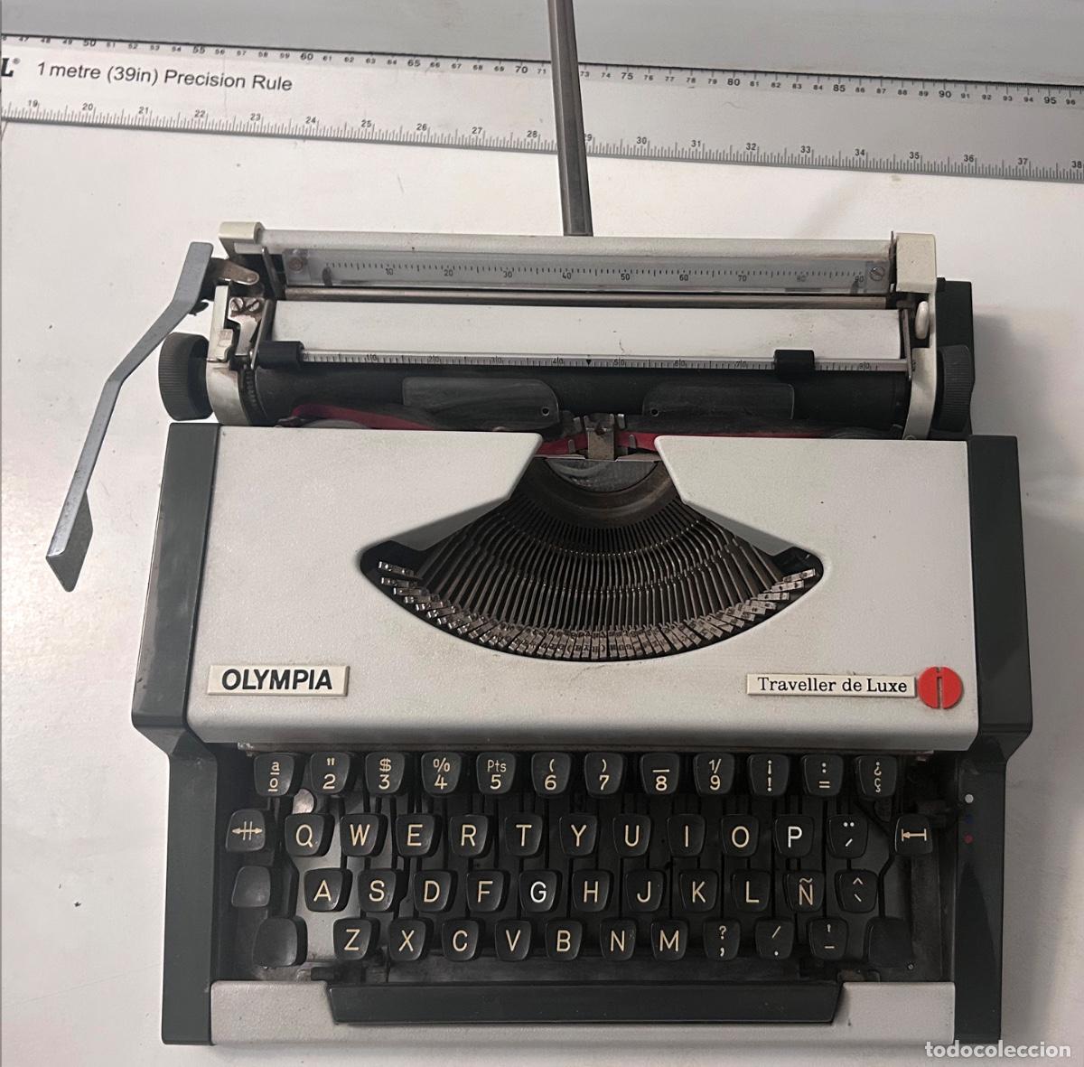 Antig&uuml;edades: M&aacute;quina de escribir OLYMPIA Traveler De Luxe. Con estuche de cuero