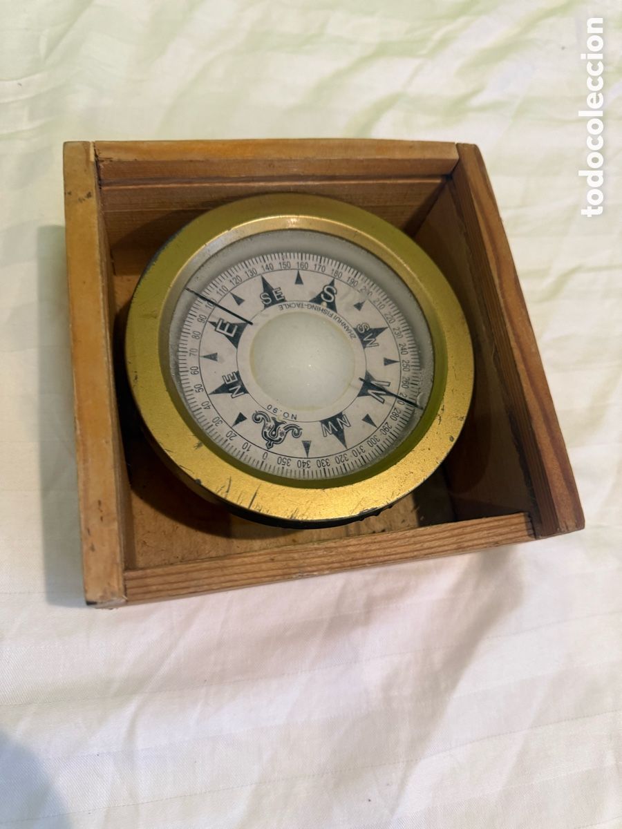Antig&uuml;edades: Br&uacute;jula n&aacute;utica Zhanhui N&ordm; 90 &ndash; 12 cm &ndash; Metal y pl&aacute;stico dorado con caja de madera.Vintage siglo XX