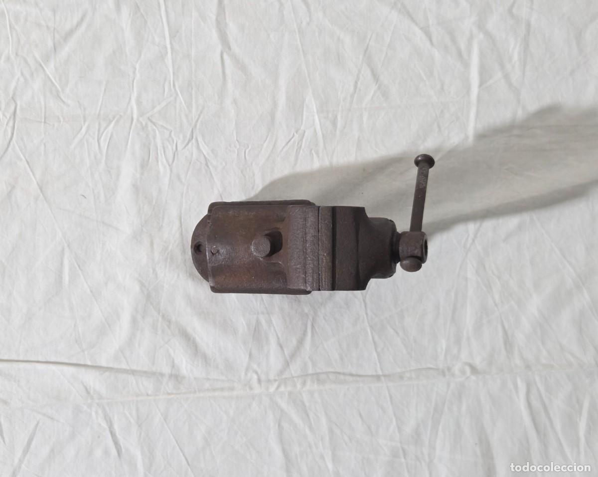 Antig&uuml;edades: Antiguo Gato o Tornillo para mesa en hierro