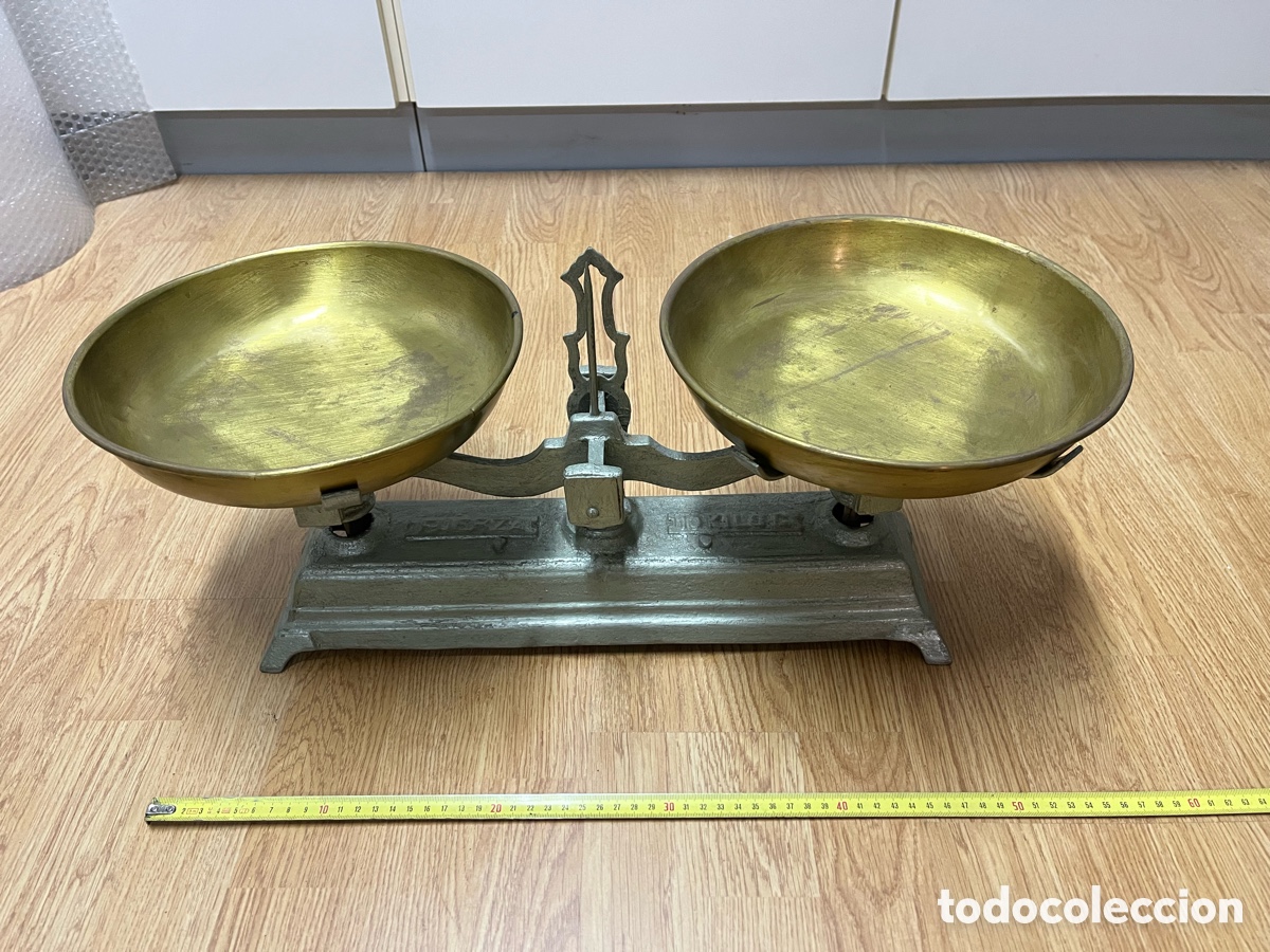 Antig&uuml;edades: Balanza antigua de comercio de 10 kg con platos de lat&oacute;n