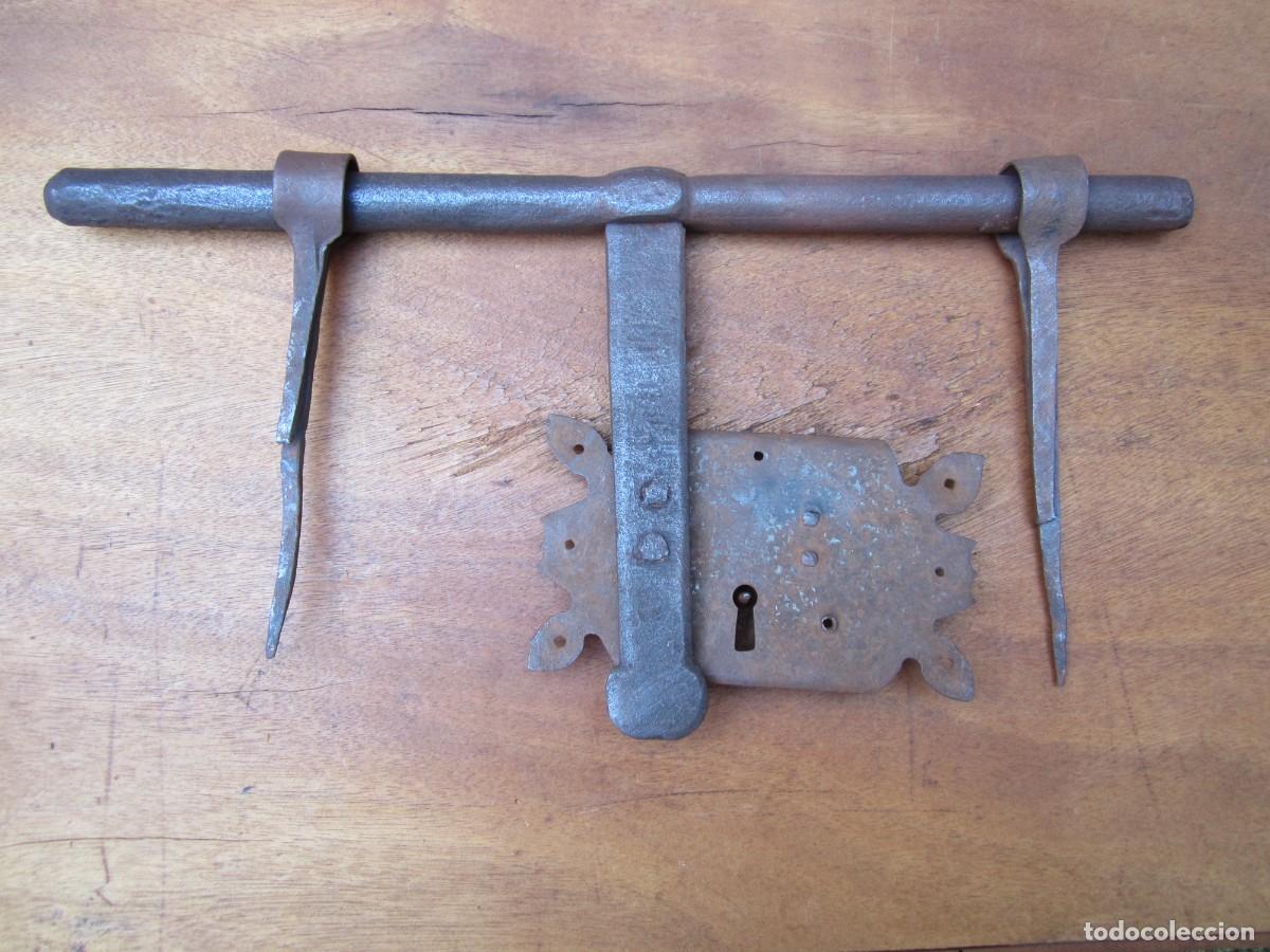 Antig&uuml;edades: Cerrojo antiguo con cerradura forja, 40.8 cm.