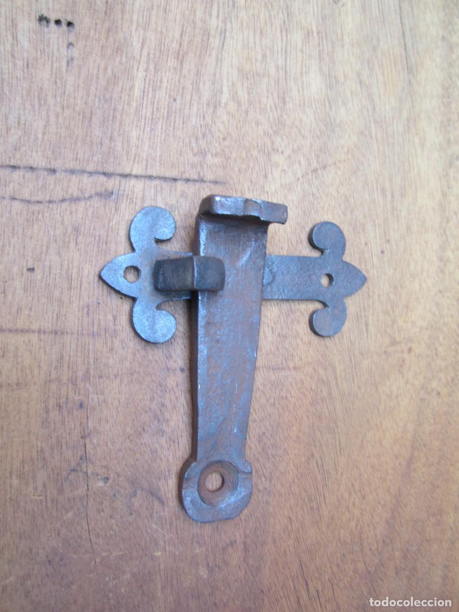 Antig&uuml;edades: Pestillo antiguo forja, apoyo estilo medieval.