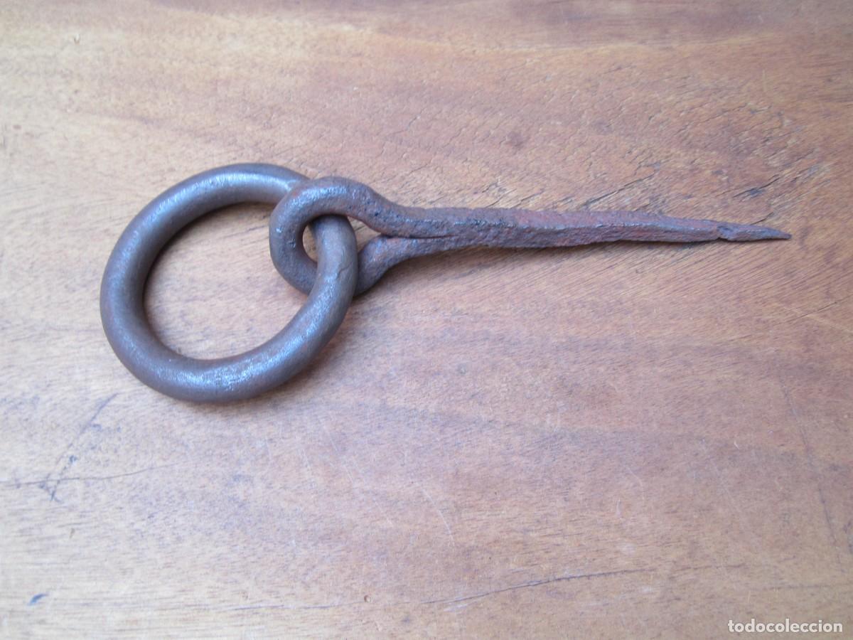 Antig&uuml;edades: Aldaba antigua hierro forjado, 8.6 cm di&aacute;metro.