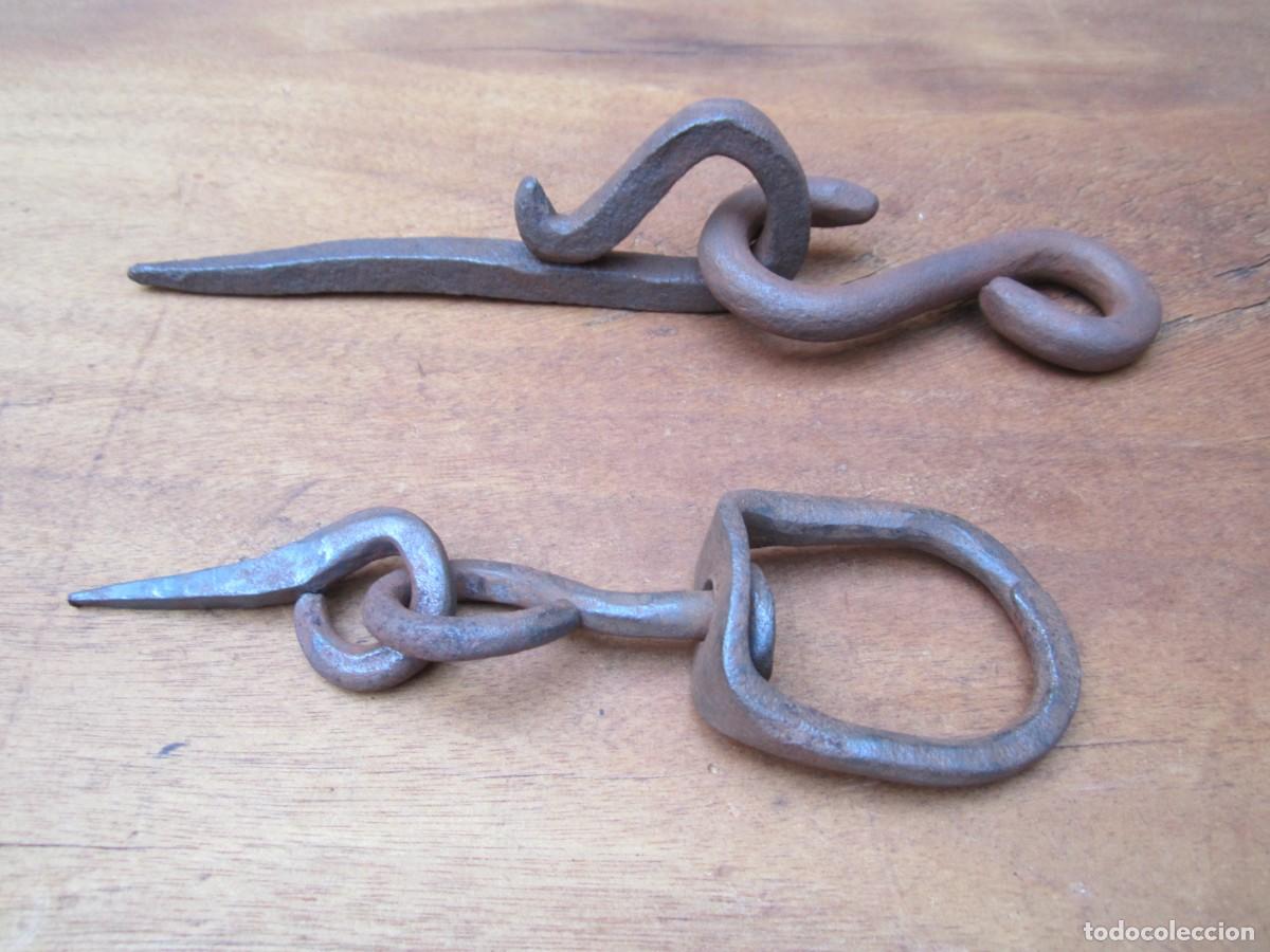 Antig&uuml;edades: Ganchos antiguos de forja, pareja. - Foto 1