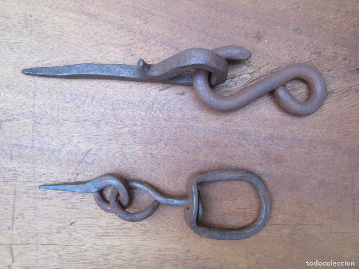 Antig&uuml;edades: Ganchos antiguos de forja, pareja. - Foto 2