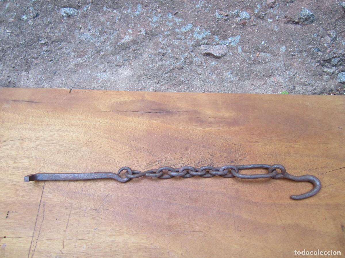 Antig&uuml;edades: Gancho antiguo hierro forjado, anclaje pared.