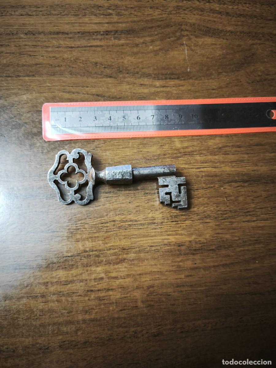 Antig&uuml;edades: Antigua llave de hierro forjado calada. Siglo XVIII-XIX. 9,5 cm