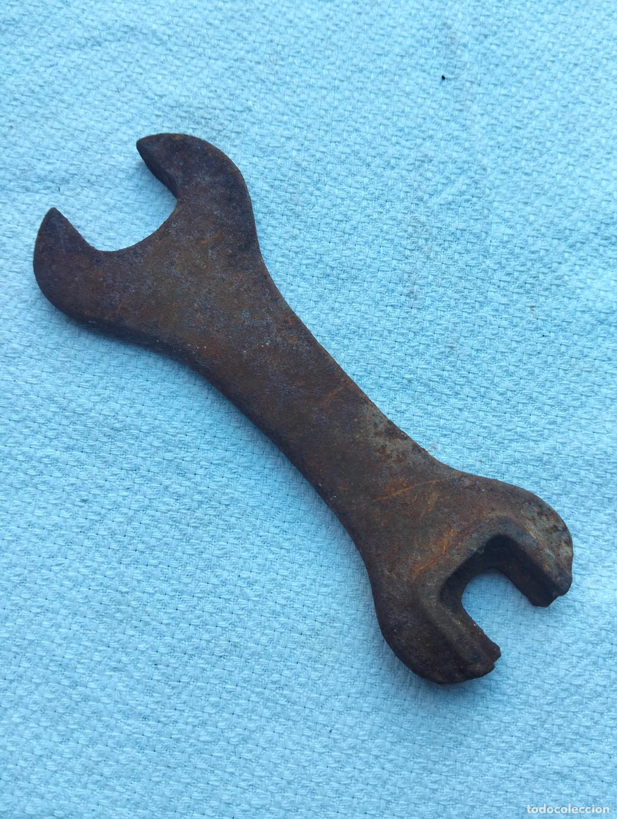 Antig&uuml;edades: Peque&ntilde;a llave inglesa de hierro para bicicleta o similar de los a&ntilde;os 50
