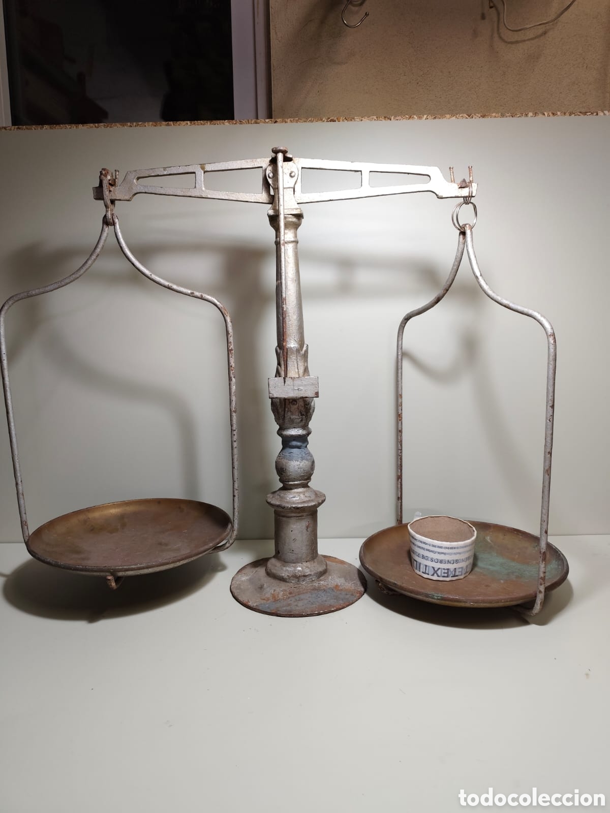 Antiques: Antigua balanza de equilibrio de hierro con platos de lat&oacute;n para restaurar.