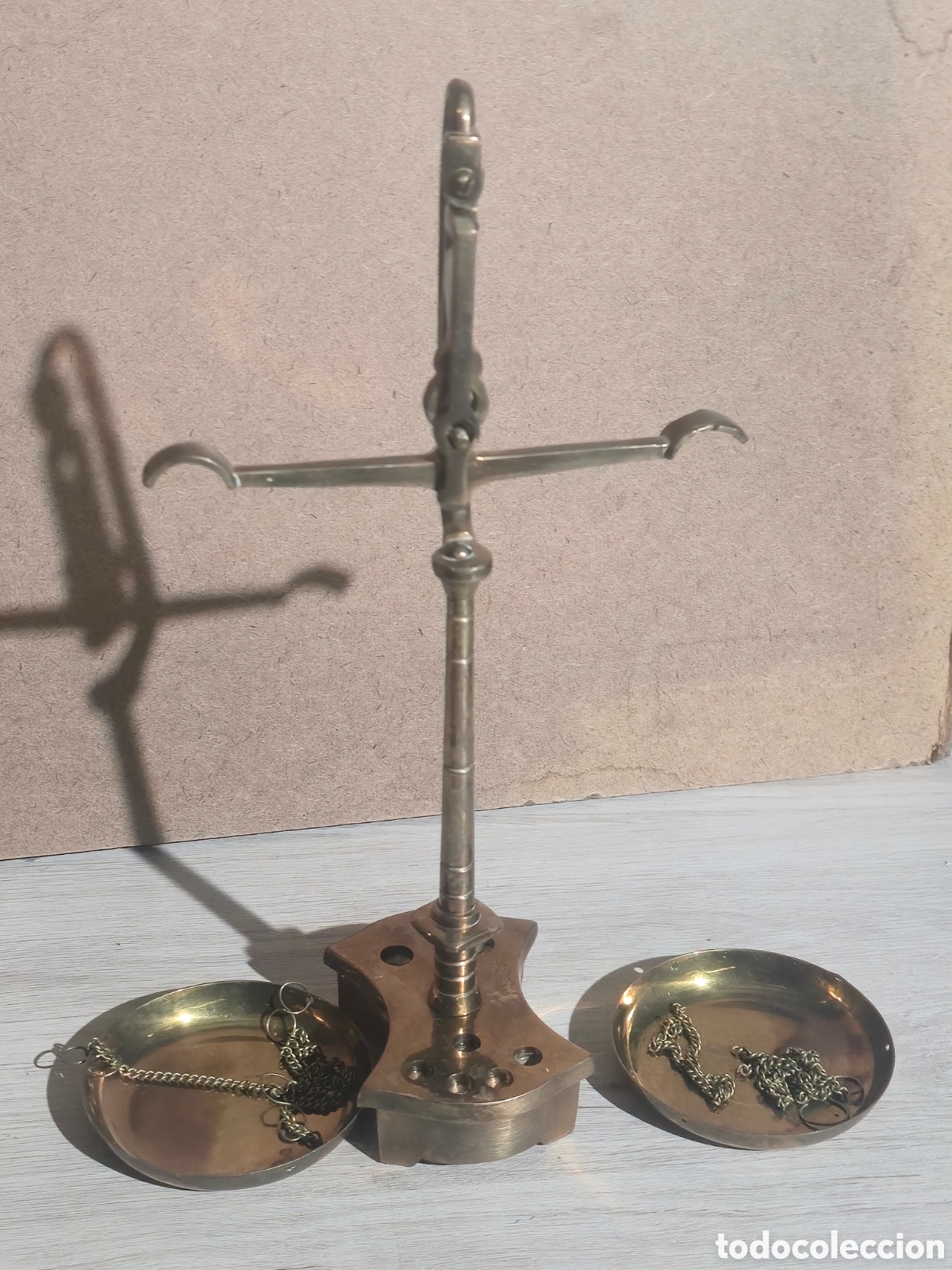 Antig&uuml;edades: Antigua balanza de precisi&oacute;n de lat&oacute;n macizo - Foto 1