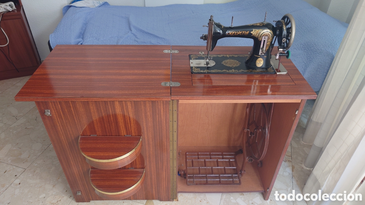 Antig&uuml;edades: M&aacute;quina de coser antigua Helvetia con mueble &mdash; Funcionando perfectamente