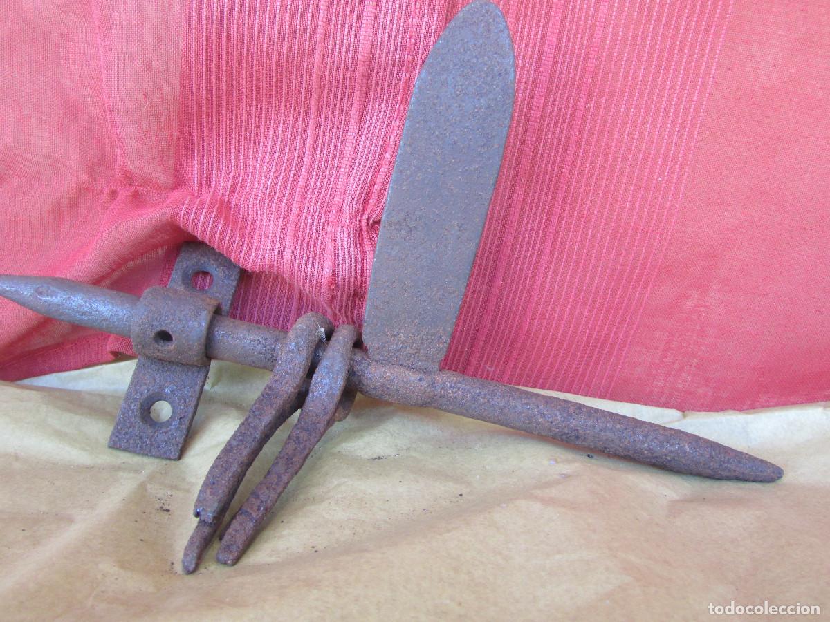 Antig&uuml;edades: Pasador cerrojo antiguo hierro forjado de portal y puerta. 24 cms