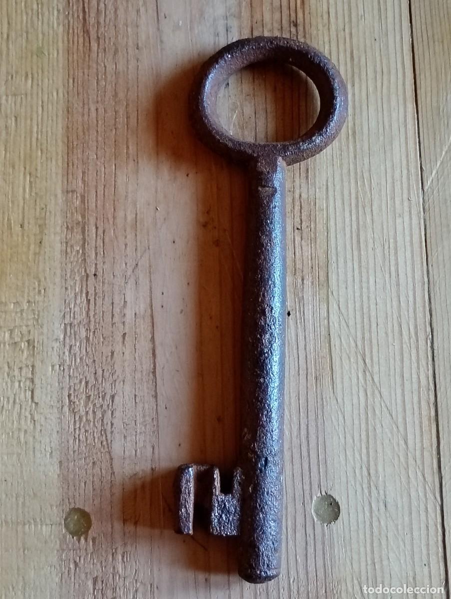 Antiquit&eacute;s: Hierro forjado. Llave antigua. 29 cm de largo.