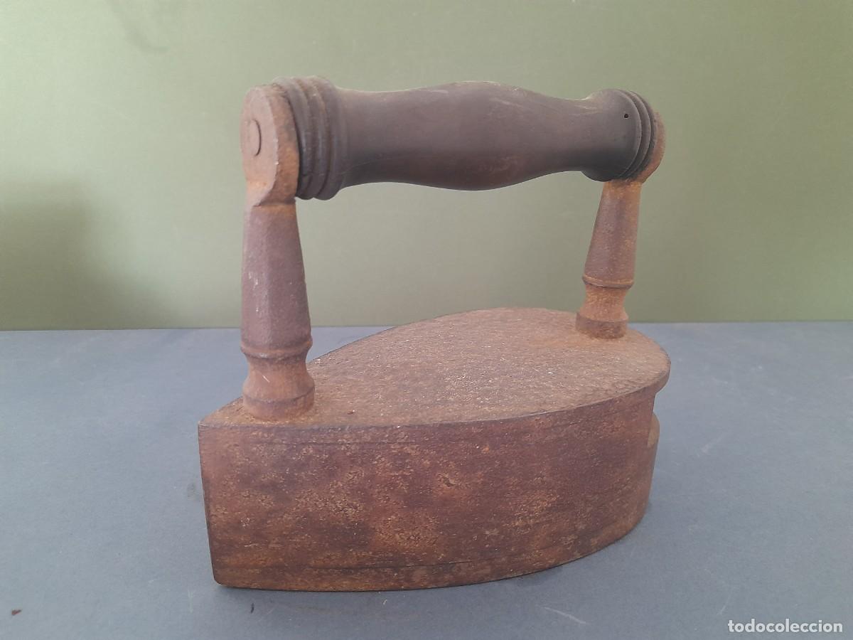 Antig&uuml;edades: Antigua plancha de hierro con su bloque de hierro para calentar, 17x9x16cm aprox