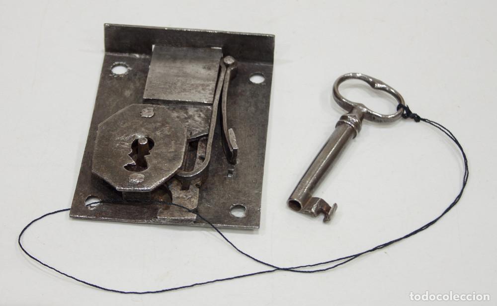Oggetti Antichi: ANTIGUA CERRADURA PARA CAJON CON LLAVE. SIGLO XIX.