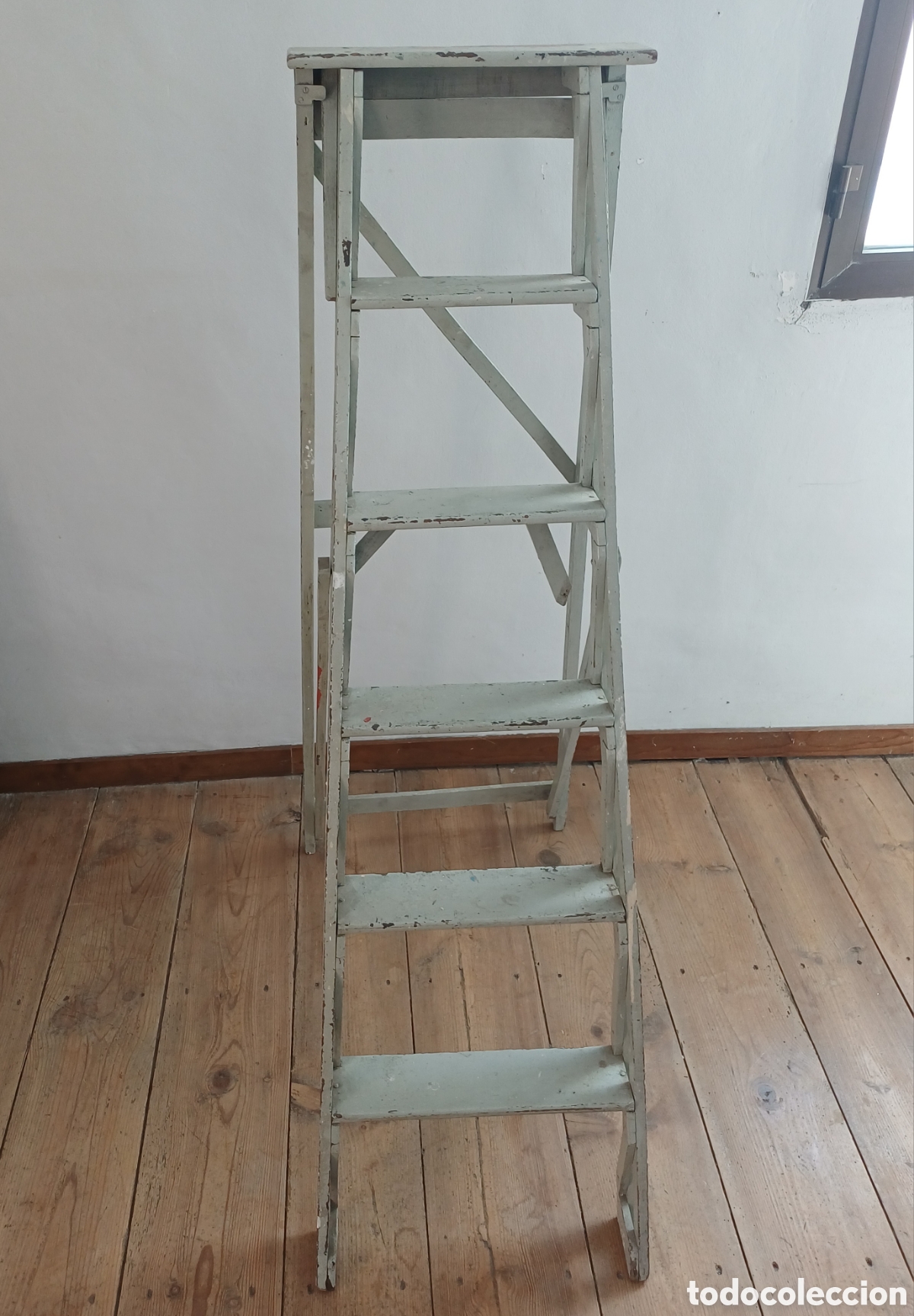 Antiquit&auml;ten: Escalera de pintor vintage, de madera. Decoraci&oacute;n/Atrezzo