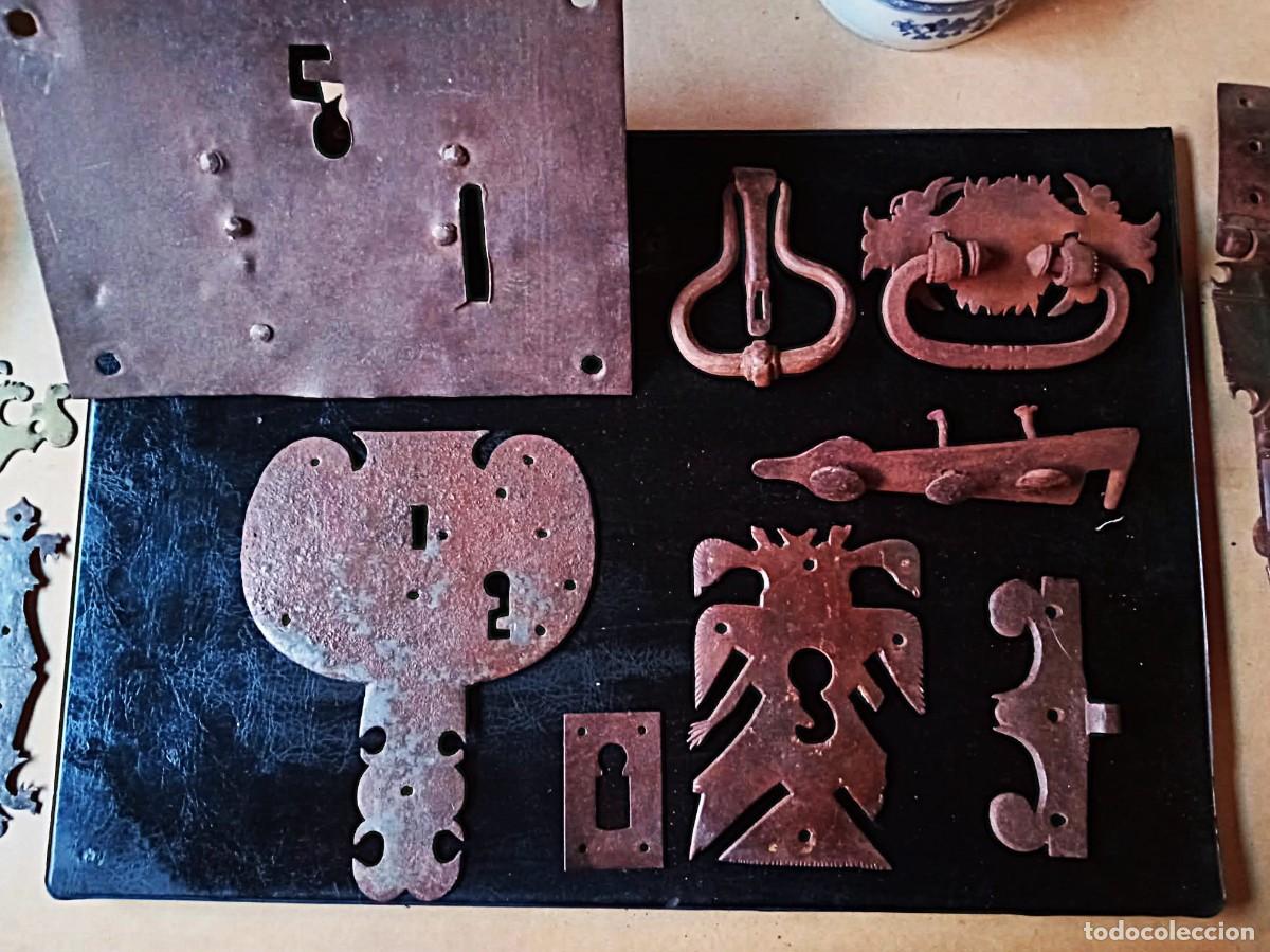 Antiguidades: Lote de 21 Herrajes y Cerraduras Antiguas de Hierro Forjado &ndash; Estilo R&uacute;stico / Restauraci&oacute;n