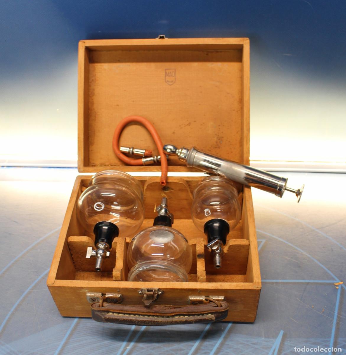 Antiguidades: Material m&eacute;dico antiguo para sangr&iacute;as. Ventosas de cristal y jeringa de vac&iacute;o. MAG.