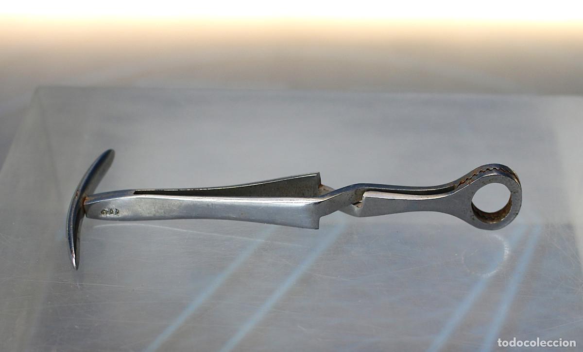 Antiquit&auml;ten: Antiguo tira-lengua de Laborde, forceps de lengua. Material m&eacute;dico. Circa 1940.