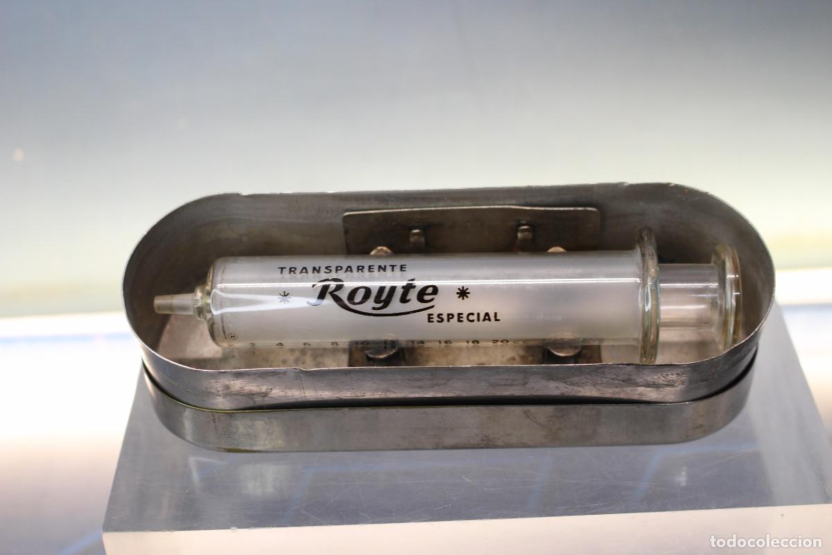 Oggetti Antichi: 03. Antigua jeringa, jeringuilla, de cristal Royte, 20 cc. En su caja met&aacute;lica de esterilizar.