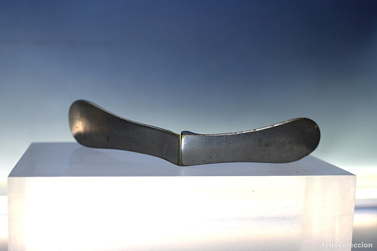 Antiques: Antiguo depresor lingual articulado de acero. Depresor para la lengua. Sin firma. Circa 1940.